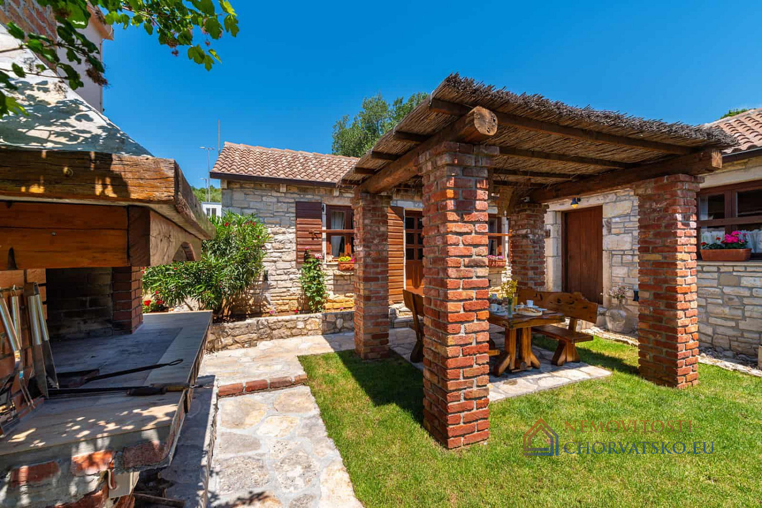 Prodej domu 470 m² s pozemkem 903 m² - Widok 3
