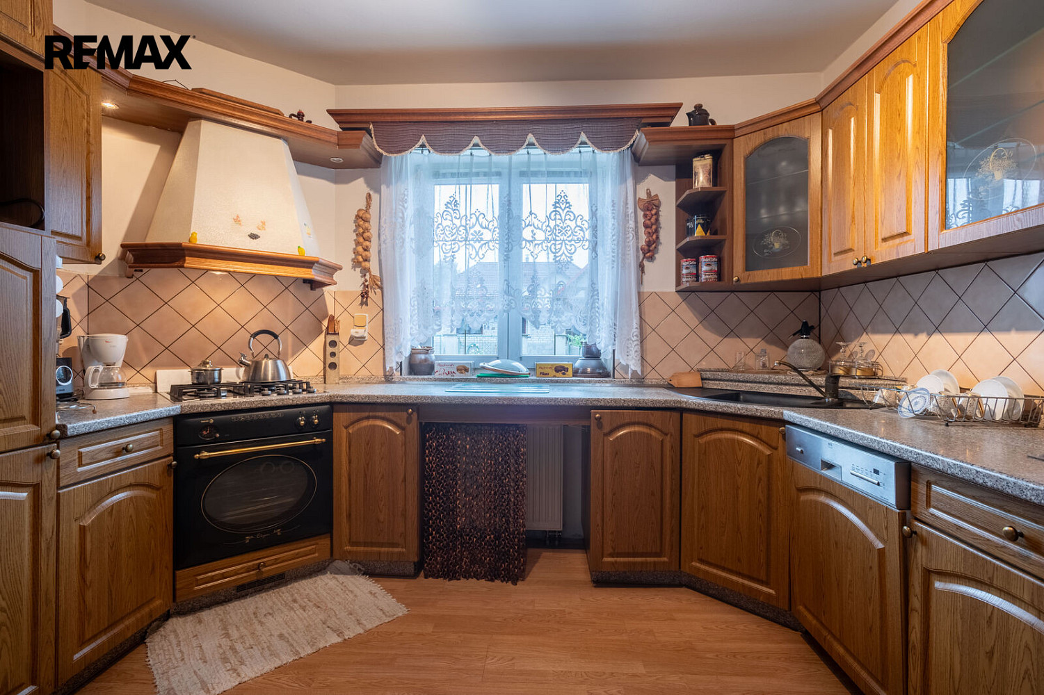 Prodej domu 300 m² s pozemkem 1 197 m² – fotografie 2