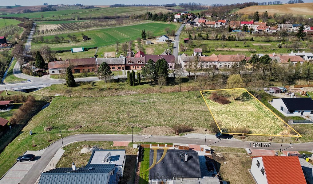 Prodej stavebního pozemku 1 301 m², Hradčany – náhled fotky 3