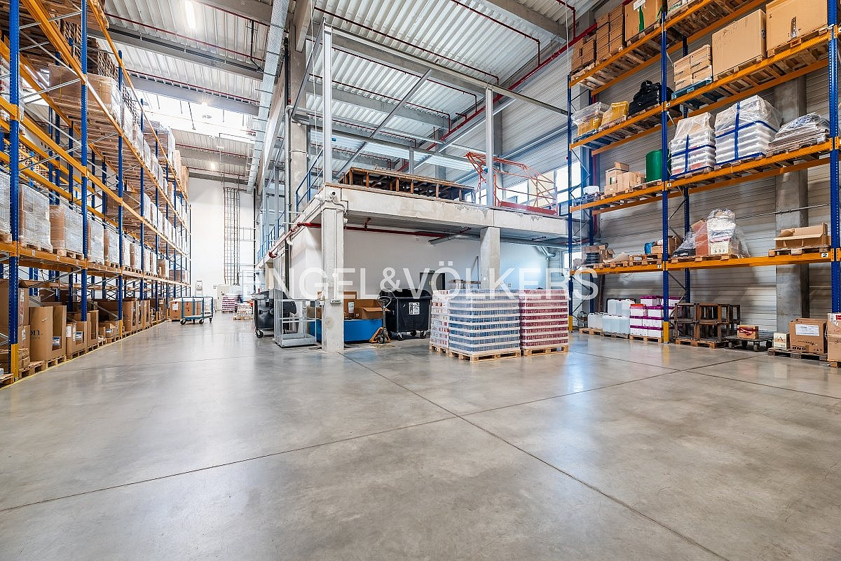 Pronájem skladovacích prostor 2 000 m² – fotografie 2