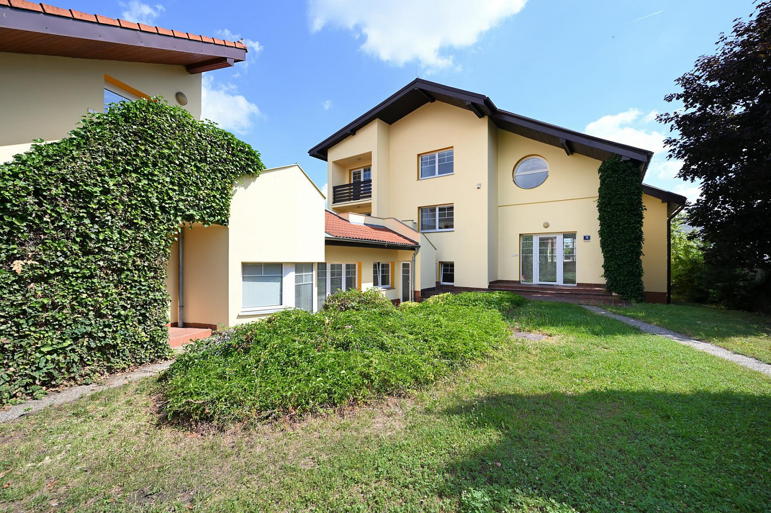 Pronájem domu 454 m² s pozemkem 726 m²