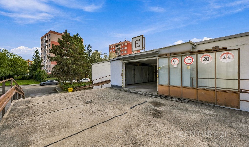 Prodej prostorné garáže, 18 m2, Manželů Dostálových, Praha - Kyje, Praha – fotka 1 z 10