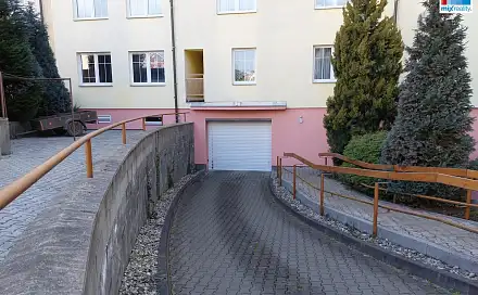 Pronájem garážového stání v Plzni na Slovanech, Radyňská, Plzeň - Východní Předměstí