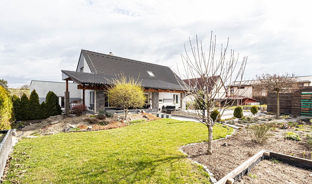 Prodej vily 318 m² s pozemkem 981 m², Stehelčeves – náhled fotky 2