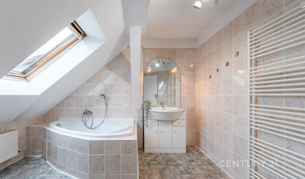 Prodej domu 196 m² s pozemkem 932 m², Tachov – náhled fotky 20
