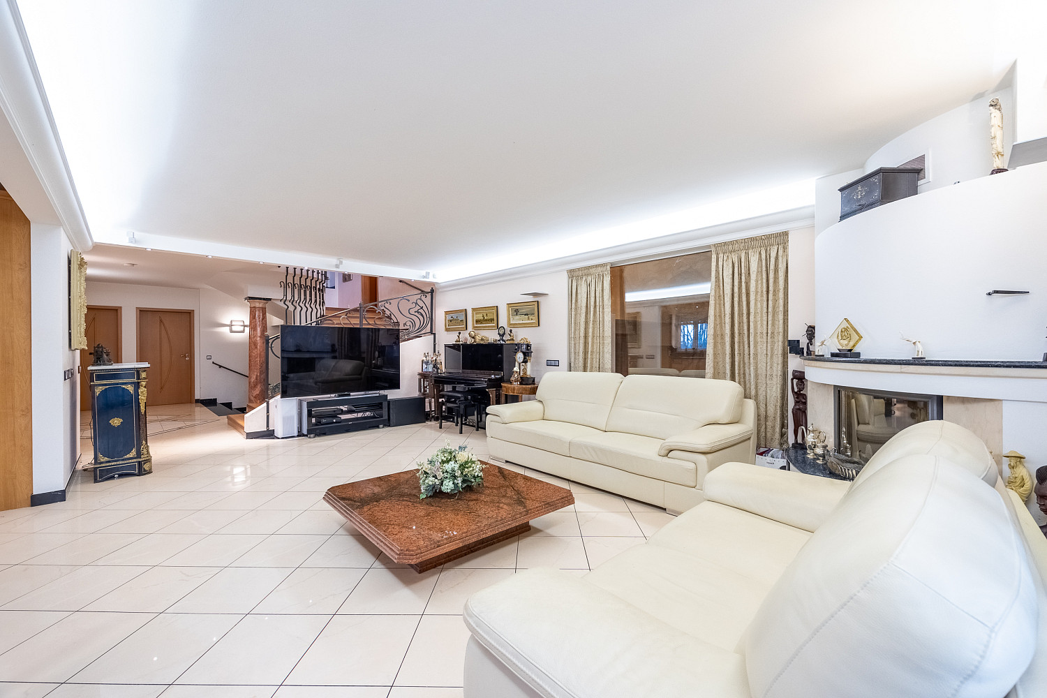 Prodej domu 358 m² s pozemkem 1 255 m² – fotografie 2
