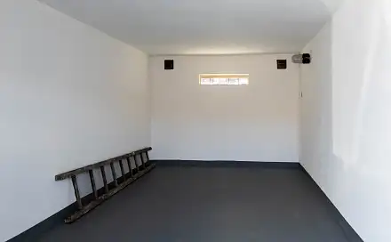 Zděná garáž - dvoukřídlá dřevěná vrata - Trutnov - Mladobucká, Mladobucká, Trutnov - Horní Staré Město