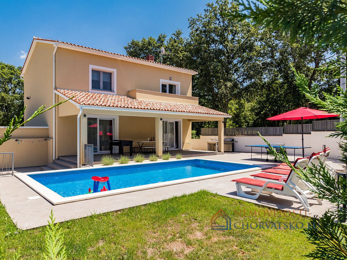 Prodej domu 220 m² s pozemkem 615 m² - Widok 2
