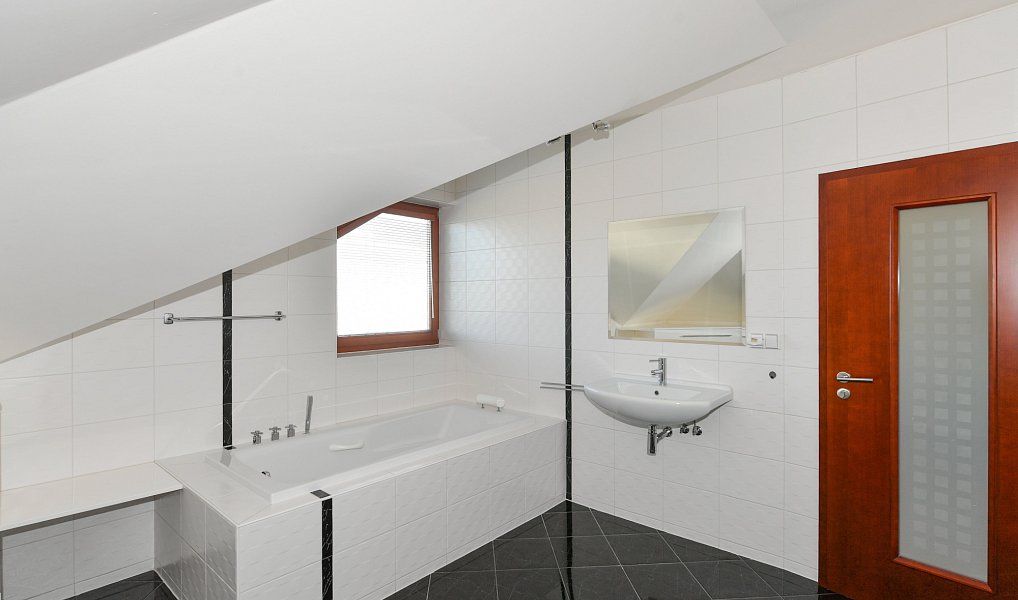 Prodej domu 270 m² s pozemkem 654 m², Jesenice – náhled fotky 20