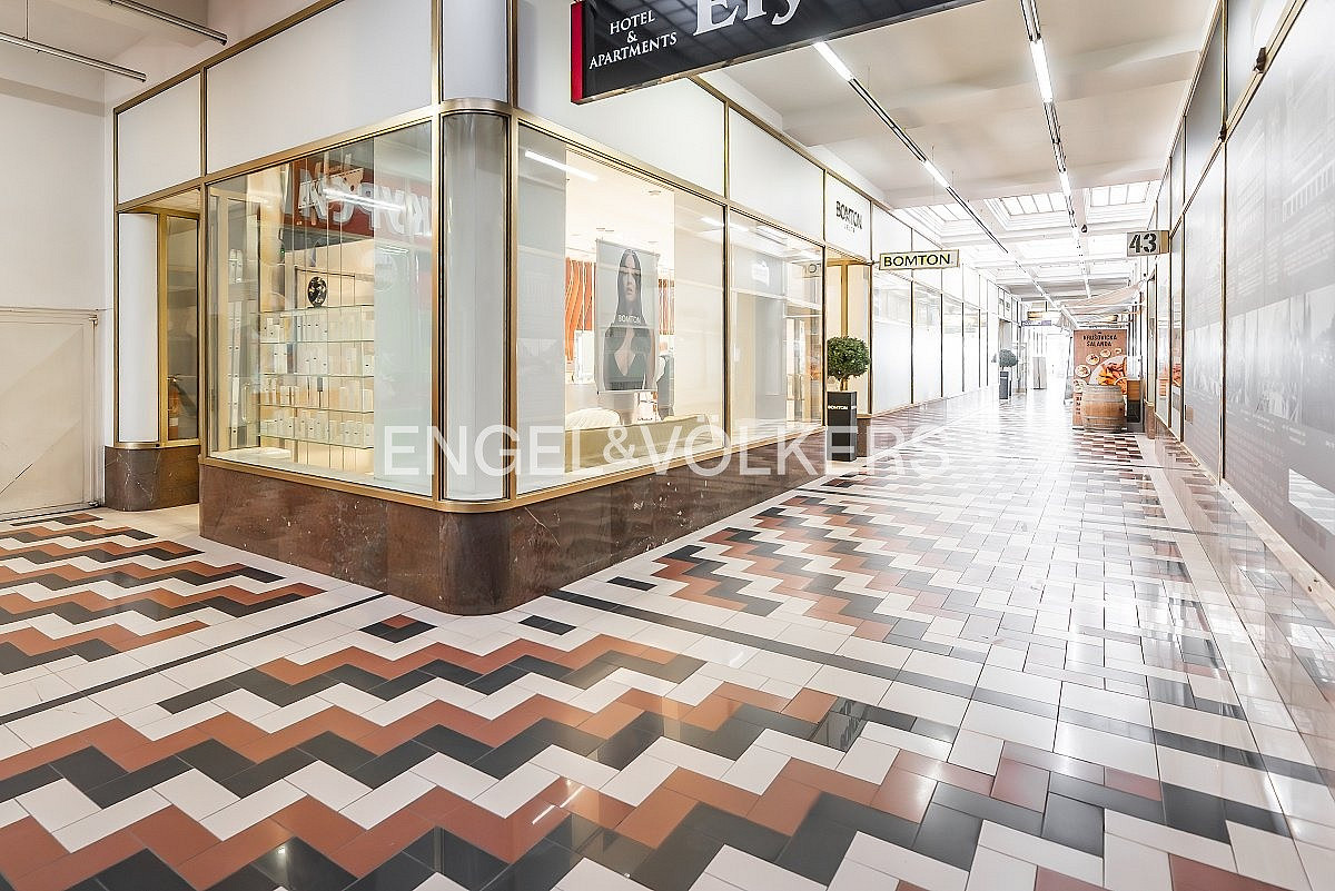 Pronájem obchodních prostor 923 m² – pohled 2