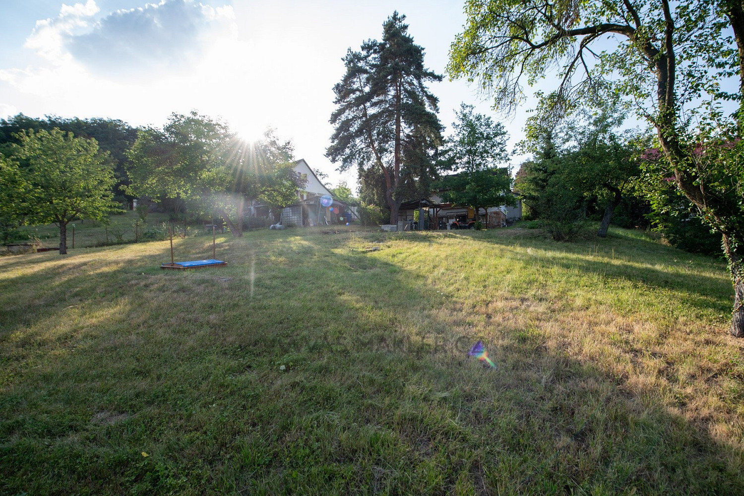 Prodej stavebního pozemku 1 215 m²