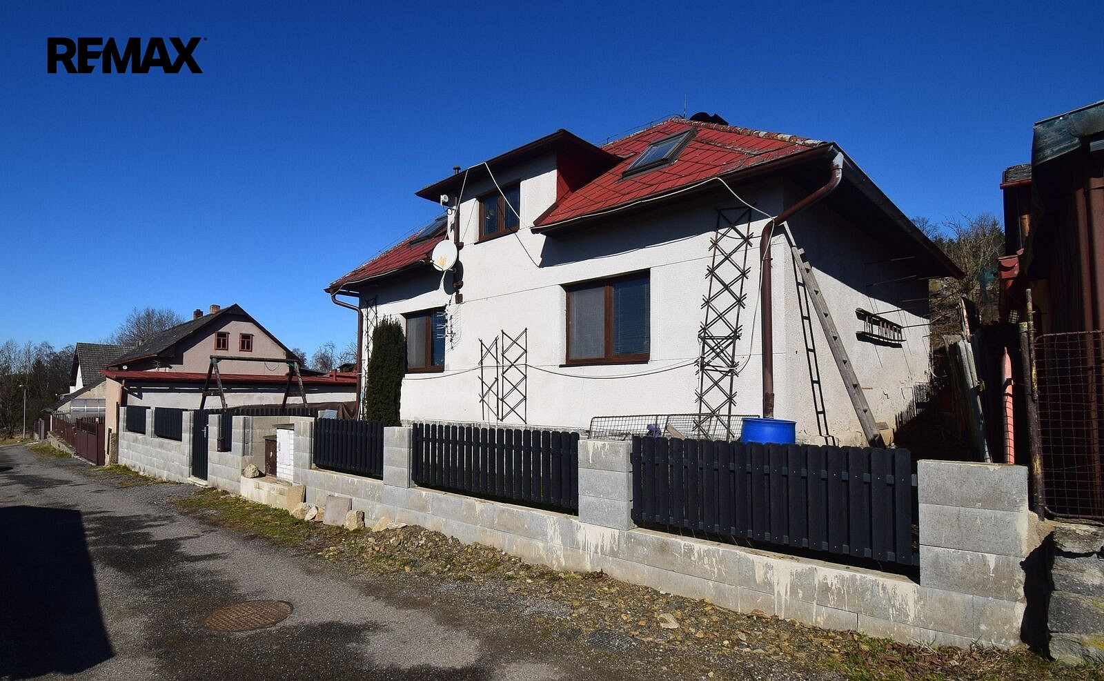 Prodej domu 208 m² s pozemkem 1 221 m²