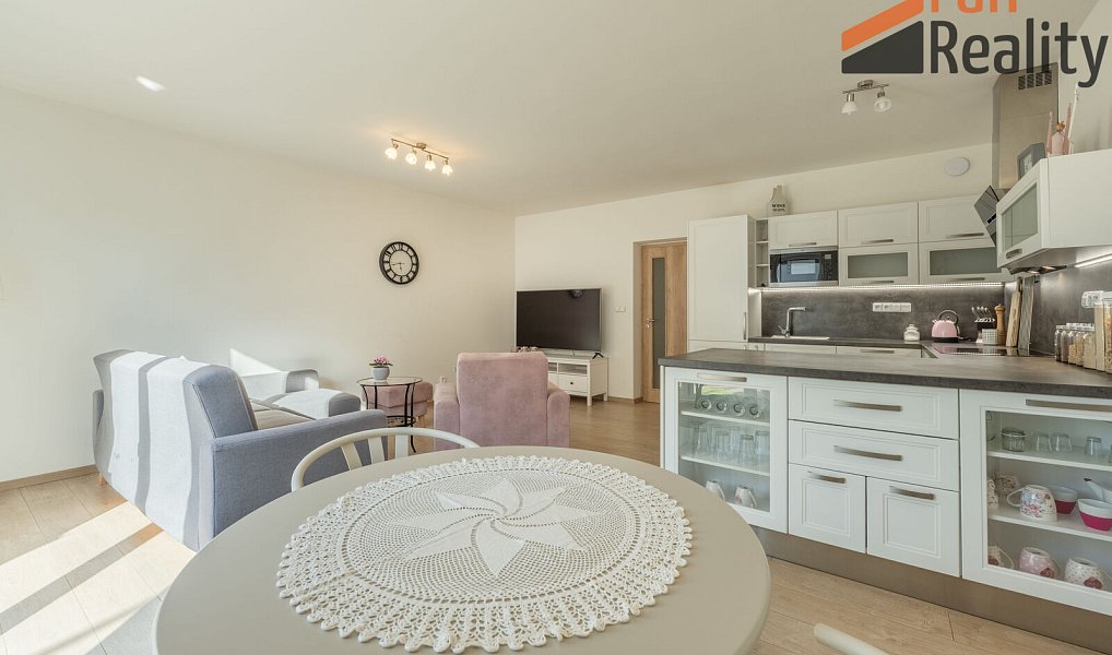 Prodej bytu 2+kk 200 m², Jesenice – náhled fotky 2