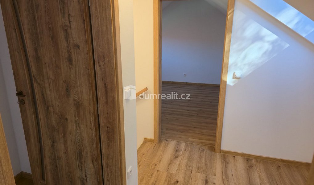 Pronájem bytu 4+kk 75 m², Straky – náhled fotky 17