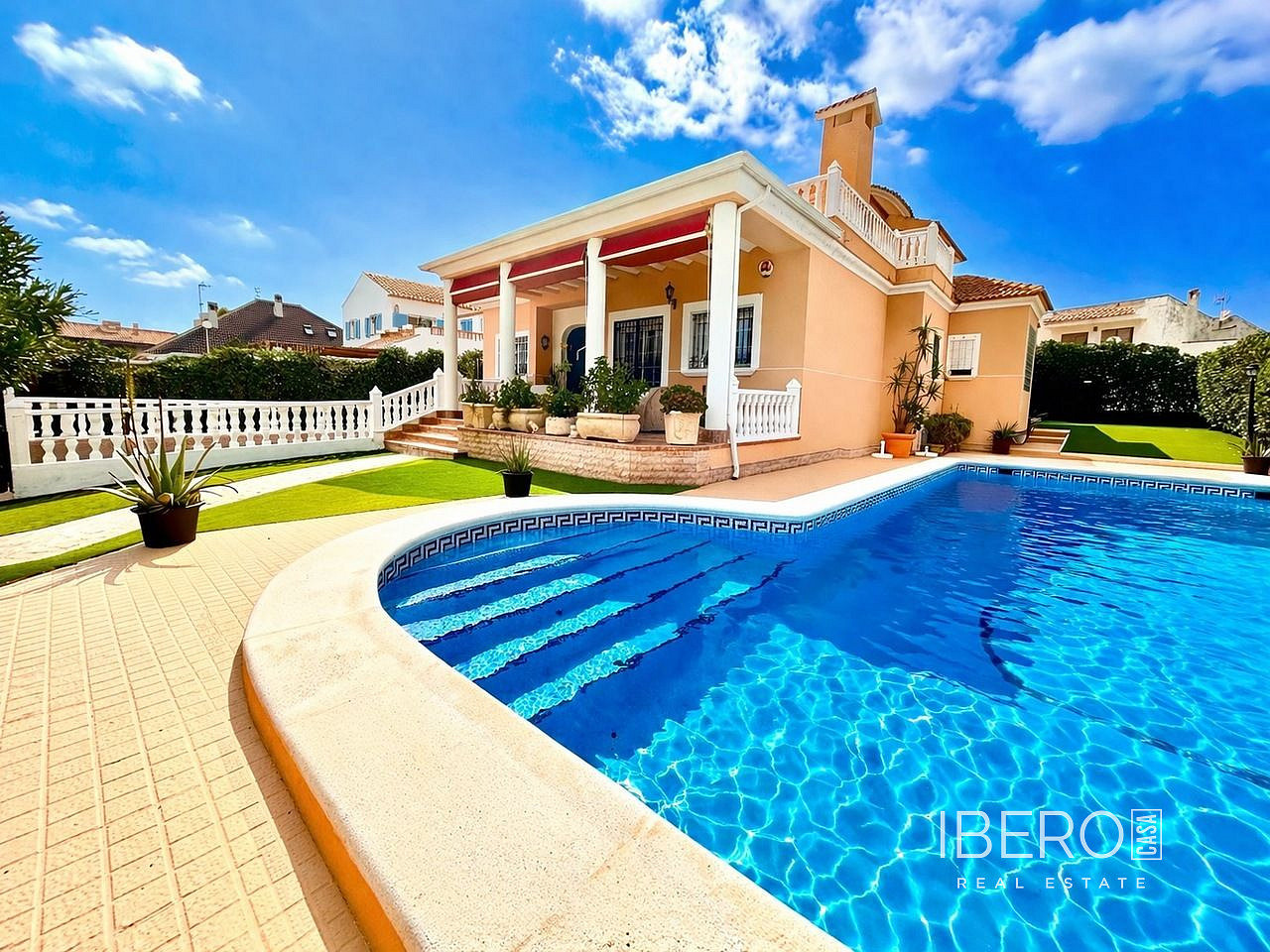 Prodej domu 440 m² s pozemkem 800 m²