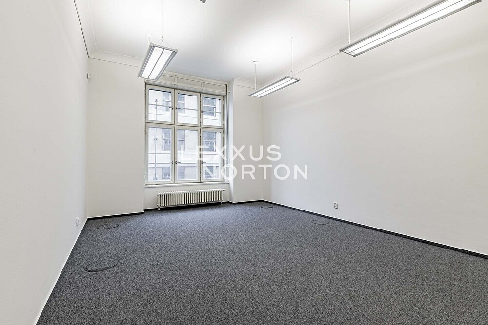 Pronájem kanceláře 560 m² — photo 2