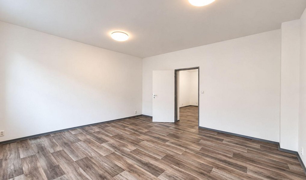 Pronájem bytu 1+1 45 m², Hrob – náhled fotky 8