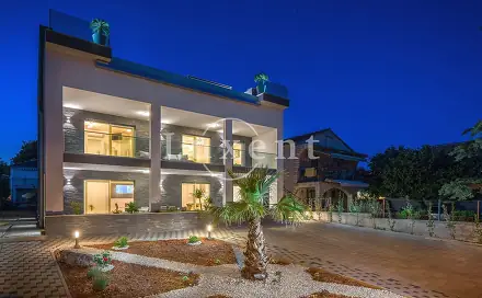 Prodej domu 400 m² s pozemkem 450 m², Rogoznica, Chorvatsko