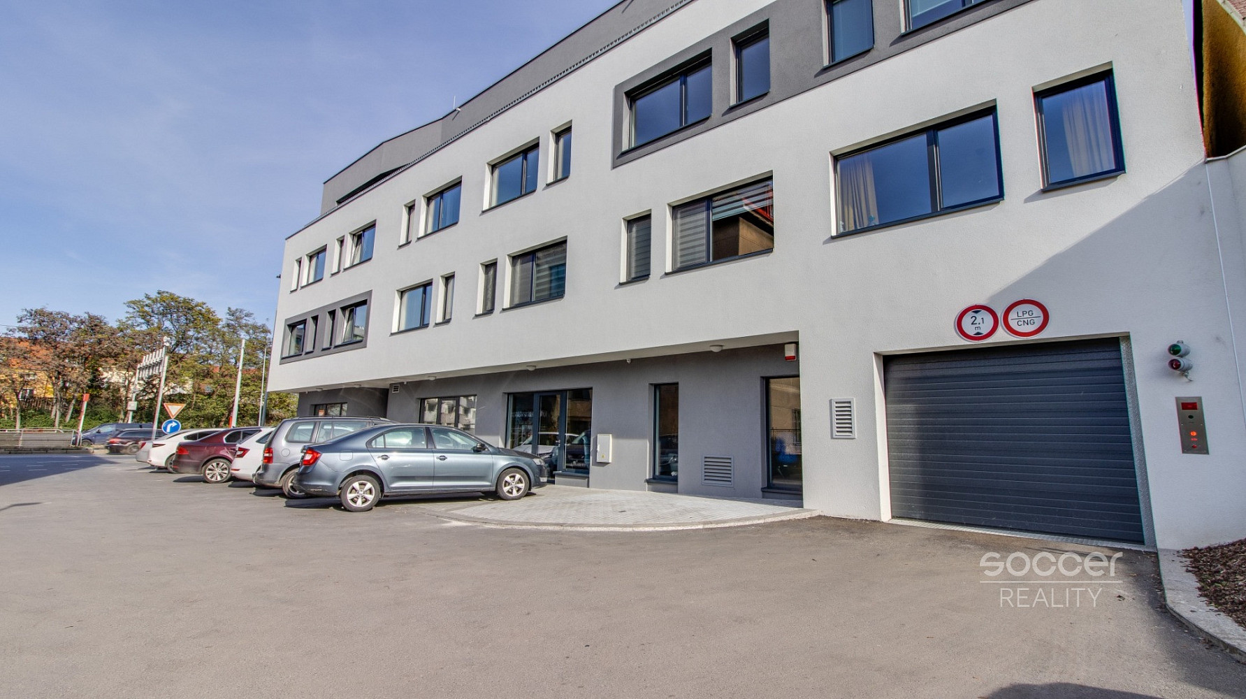 Prodej garážového stání 16 m2, ulice kbelská, praha 14-hloubětín. — photo 4
