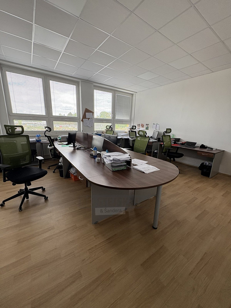 Pronájem kanceláře 70 m² – fotografie 2