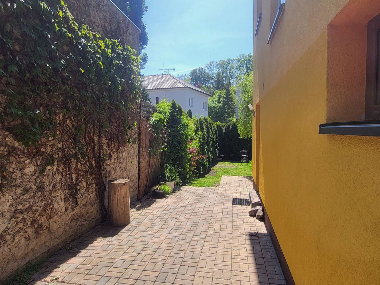 Prodej domu 181 m² s pozemkem 300 m² – pohled 2