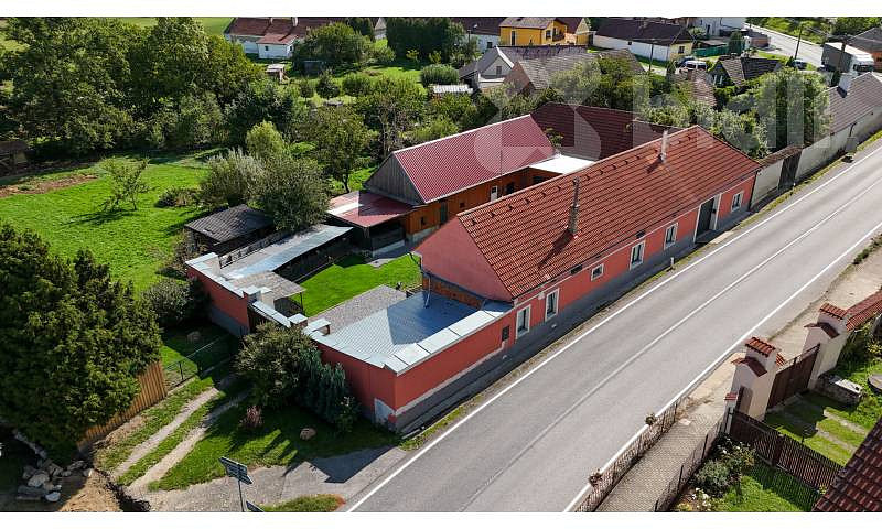 Prodej domu 240 m² s pozemkem 2 125 m²