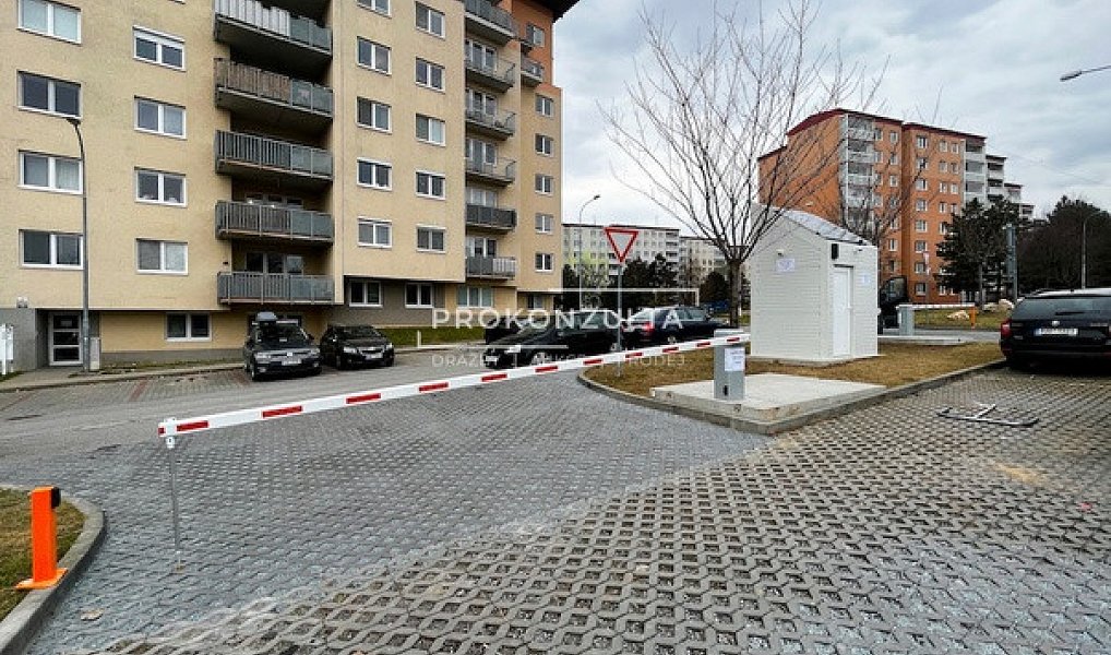 Parkovací stání Brno Líšeň, ulice Sedláčkova, Brno – náhled fotky 4
