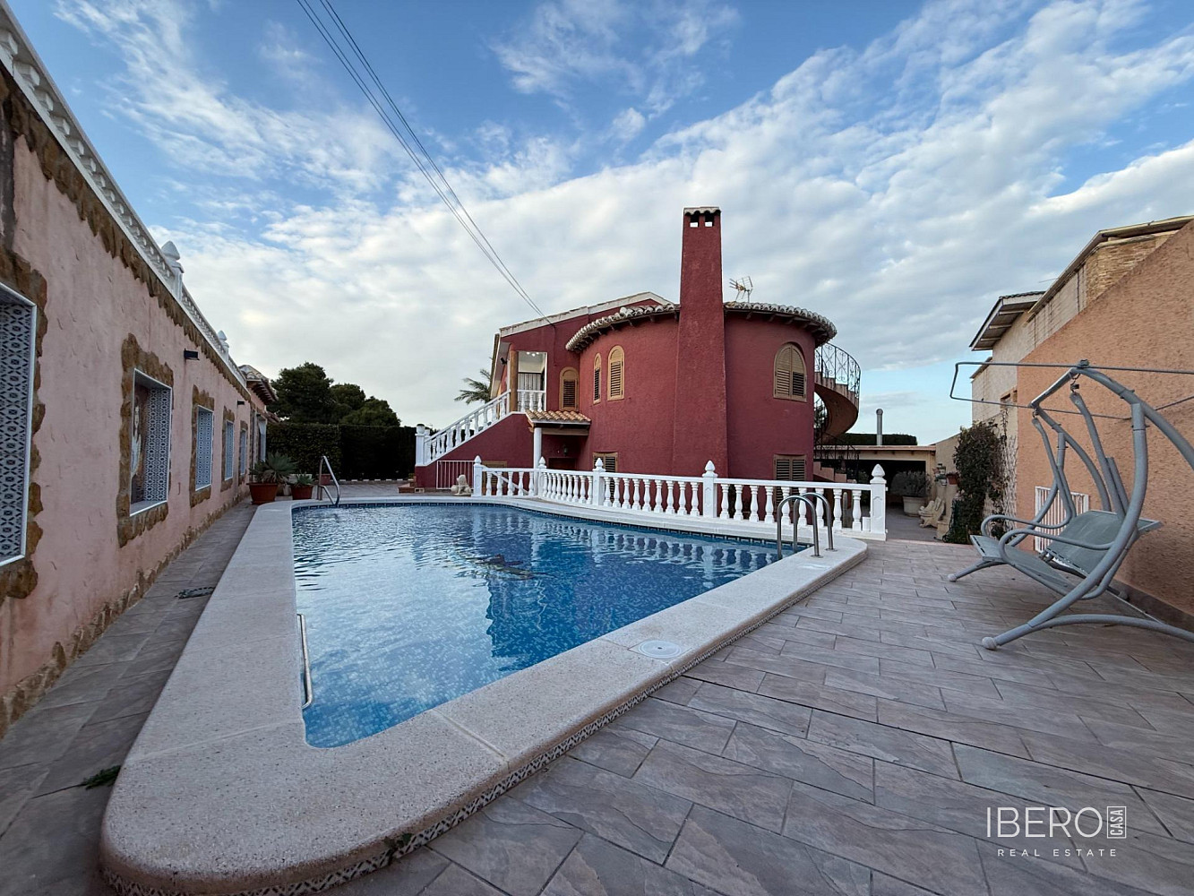 Prodej domu 561 m² s pozemkem 400 m²