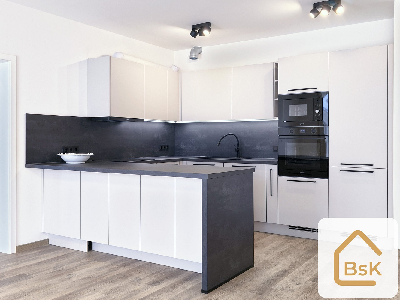 Pronájem bytu 3+kk 98 m² — photo 2