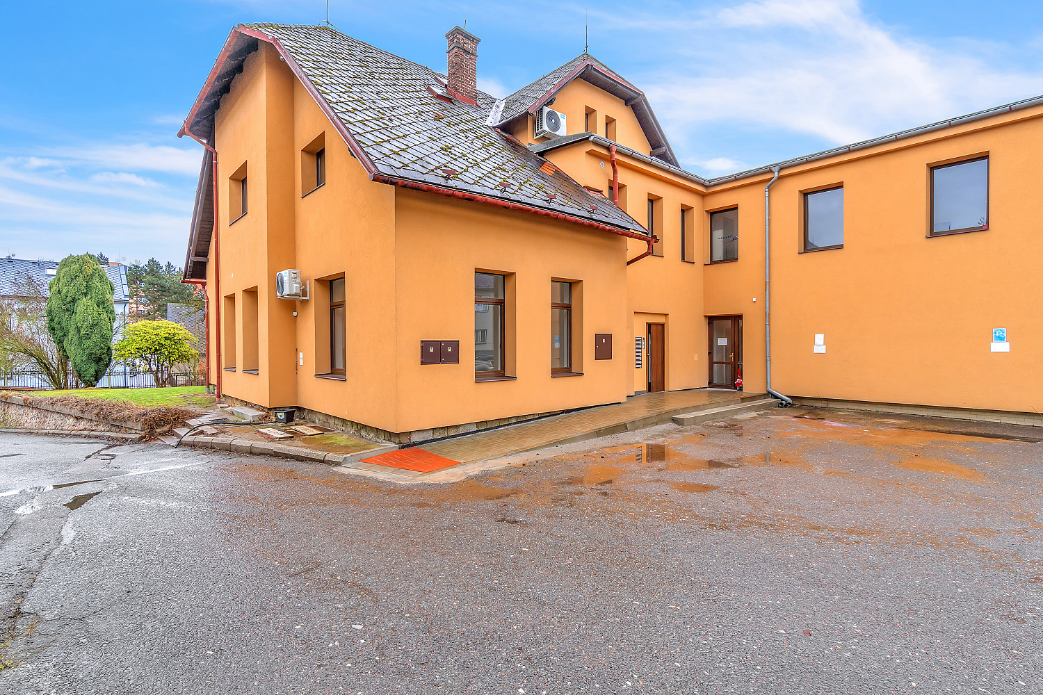 Prodej vily 375 m² s pozemkem 258 m² – fotografie 2