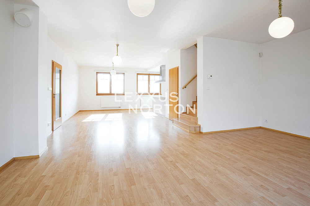 Pronájem domu 190 m² s pozemkem 811 m² — photo 2