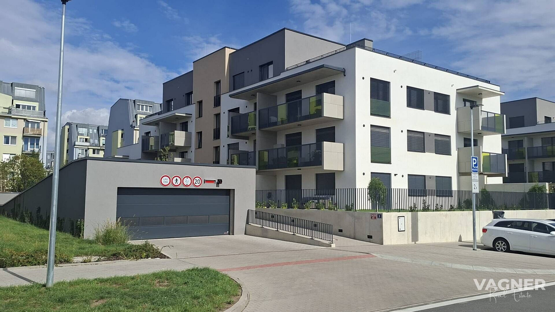Prodej garážové stání v novostavbě, 13 m2, ulice Nebřenická, Praha 11 - Chodov