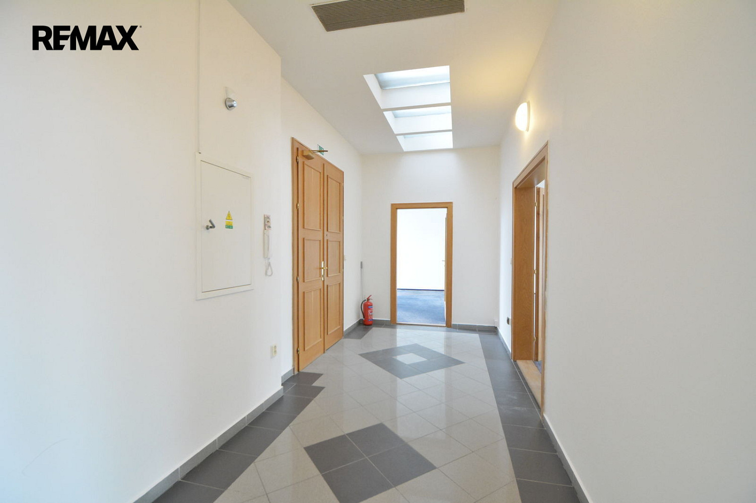 Pronájem kanceláře 100 m² – fotografie 4