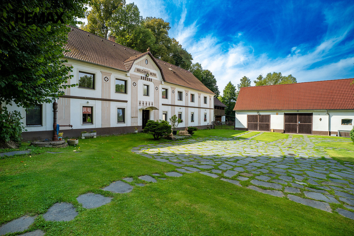 Prodej domu 380 m² s pozemkem 6 048 m² – pohled 2
