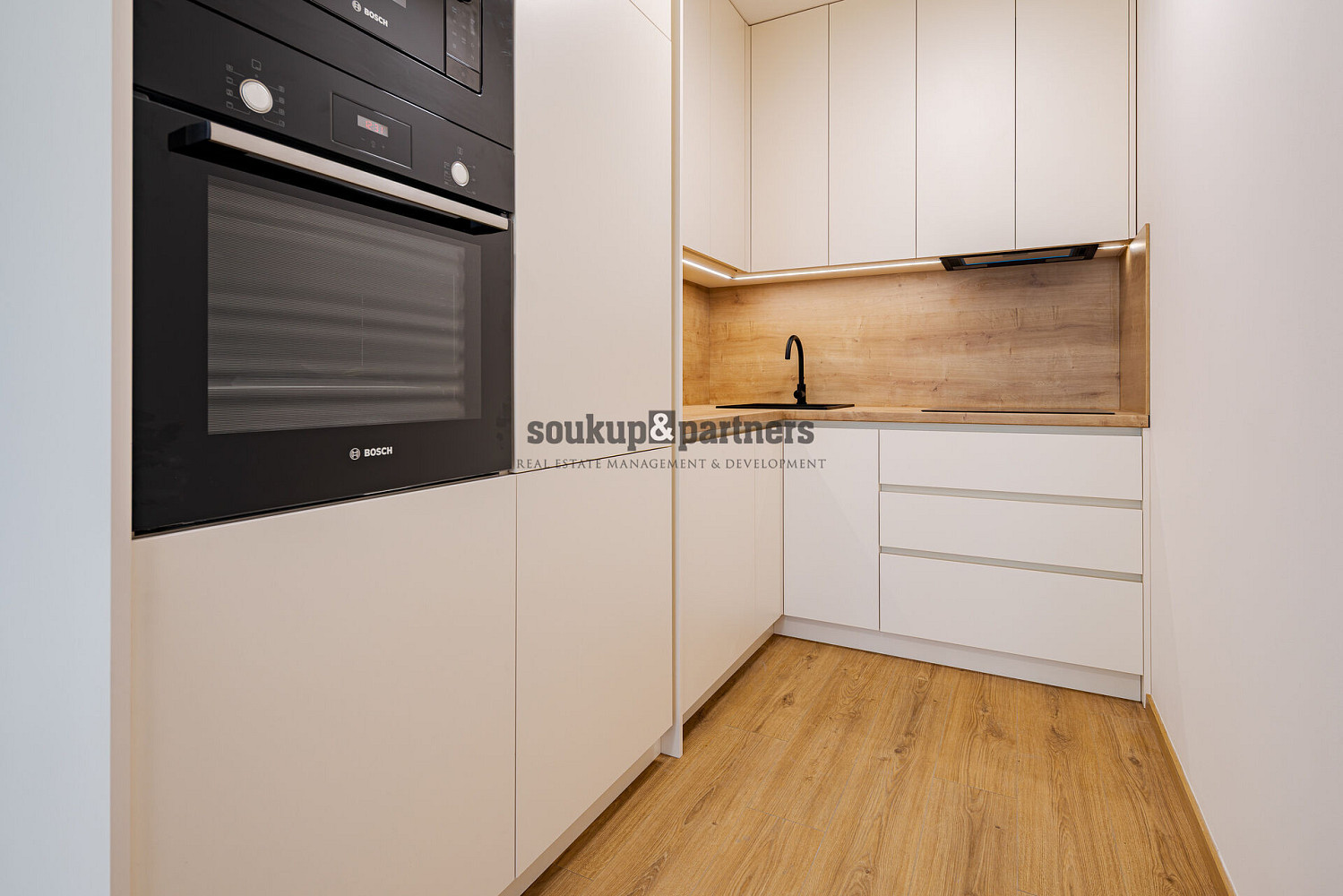 Pronájem nového bytu 2+kk 52,6 m² s balkonem, gar. stáním a sklepem PORTTI Kla
