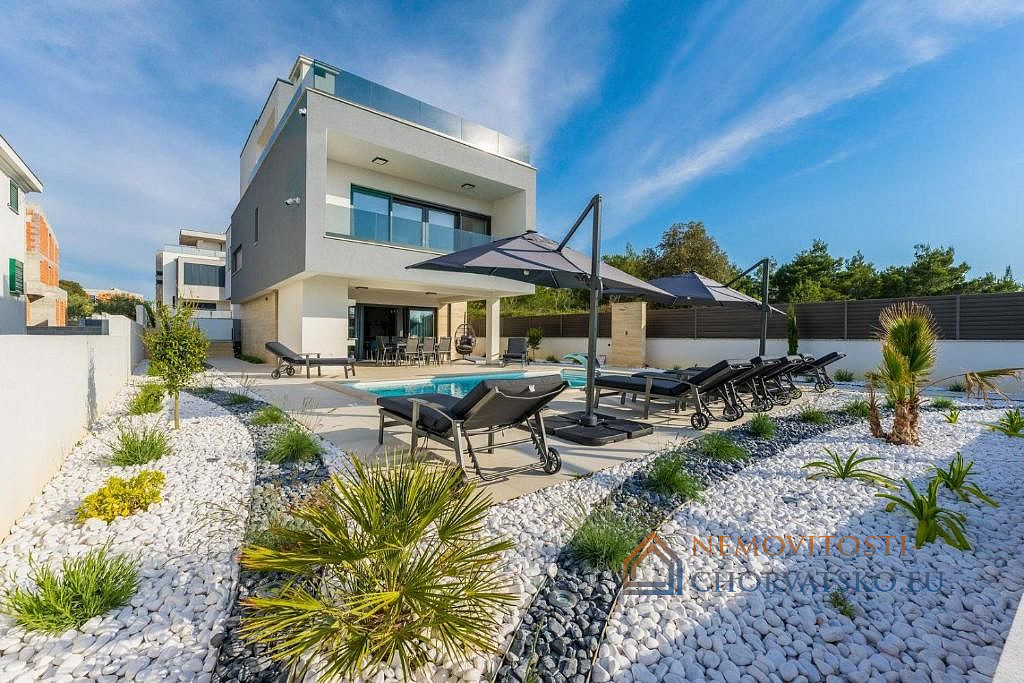 Prodej domu 194 m² s pozemkem 293 m², Nin