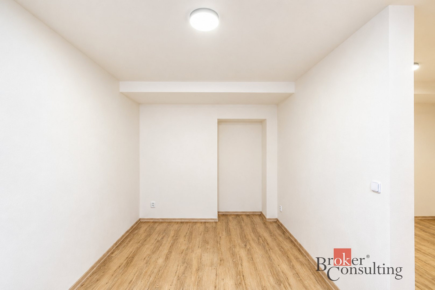 Pronájem bytu 1+kk 28 m² – fotografie 2