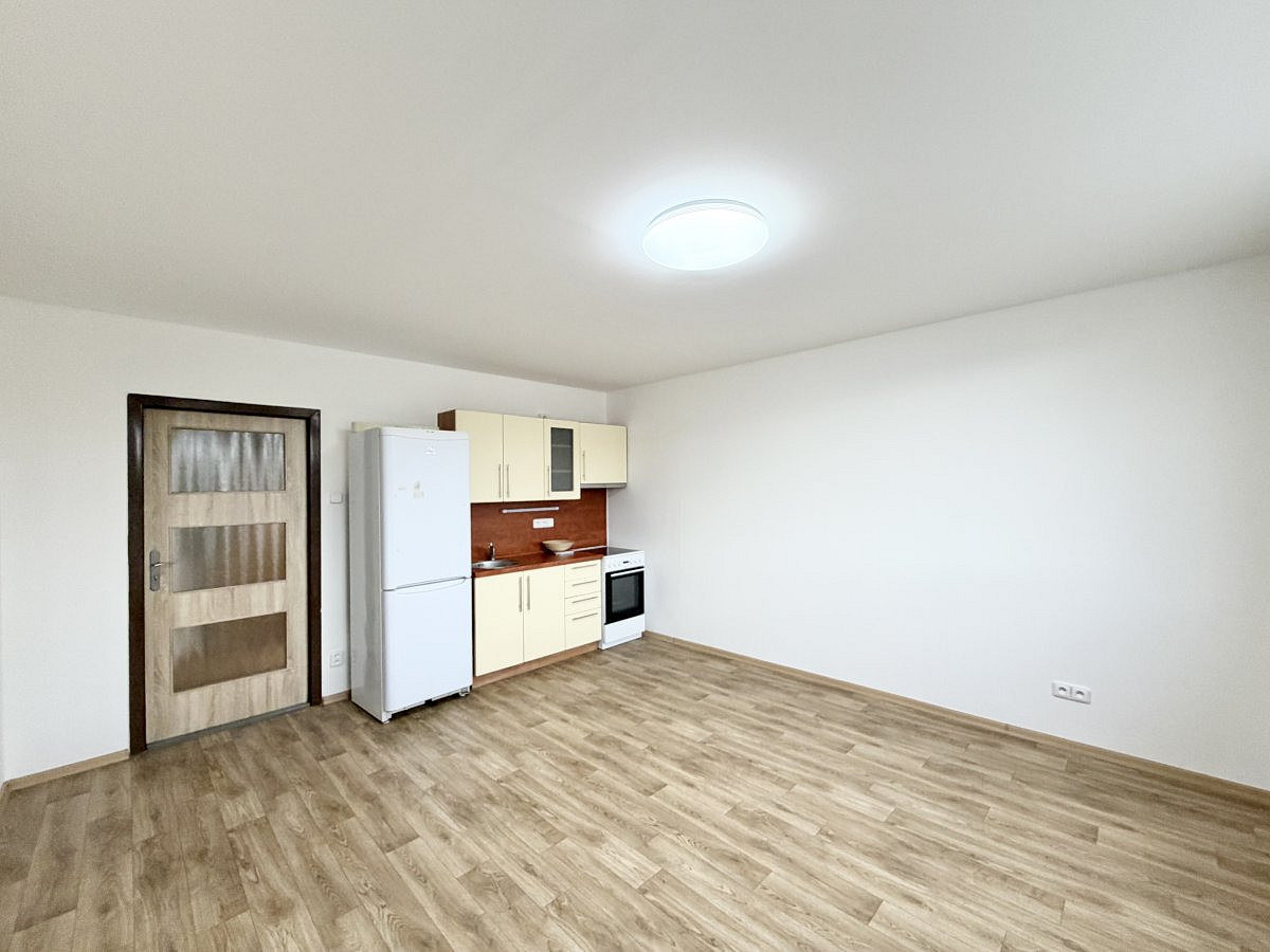 Pronájem bytu 2+kk 41 m² – pohled 2