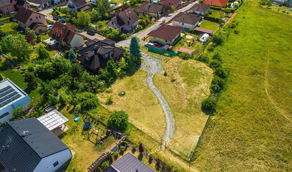 Prodej stavebního pozemku 1 241 m², Králův Dvůr – náhled fotky 4