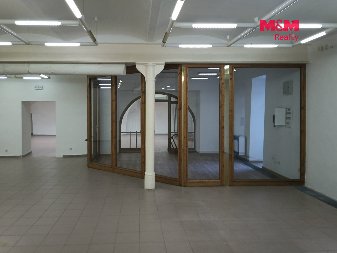 Pronájem obchodních prostor 695 m² — photo 2