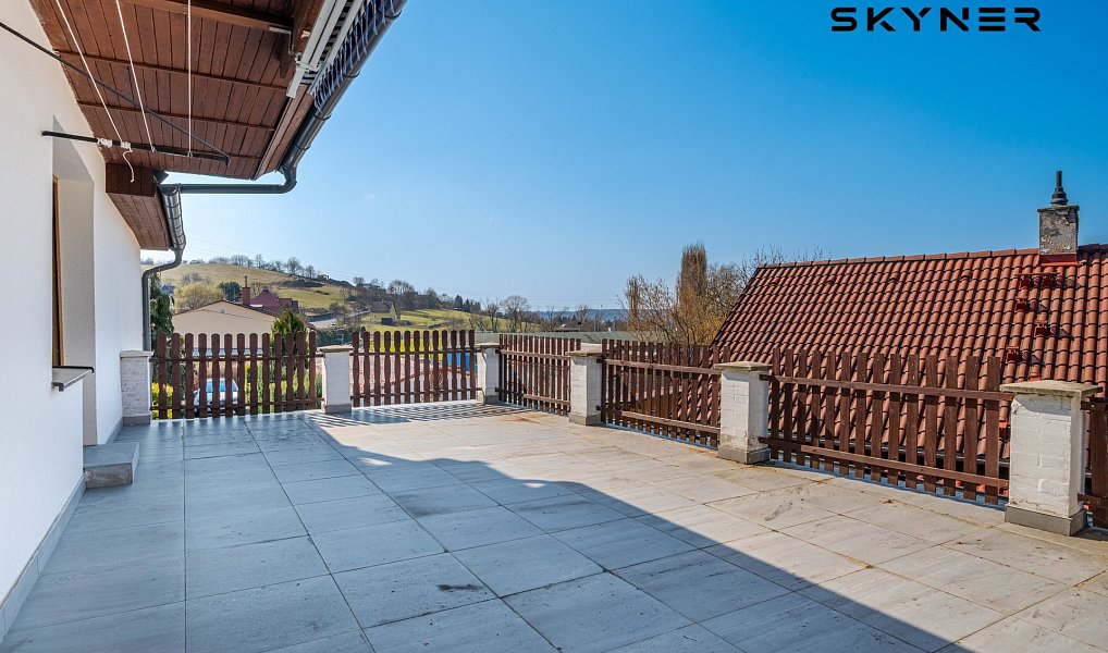 Prodej domu 300 m² s pozemkem 585 m², Chuderov – náhled fotky 2