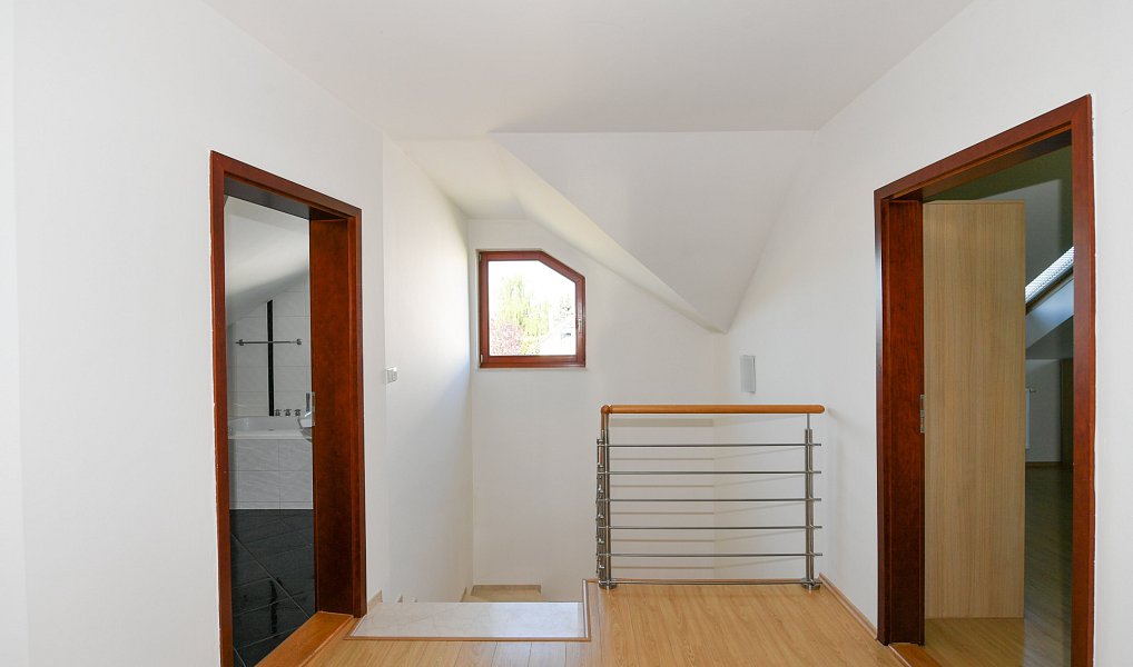 Prodej domu 270 m² s pozemkem 654 m², Jesenice – náhled fotky 17