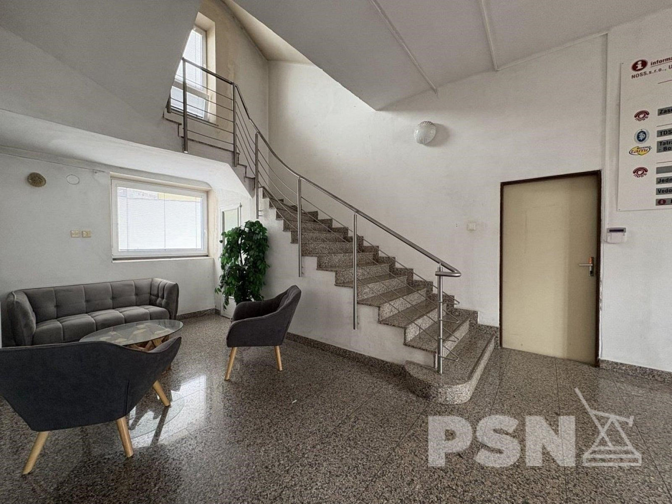 Pronájem kanceláře 111 m² — photo 2