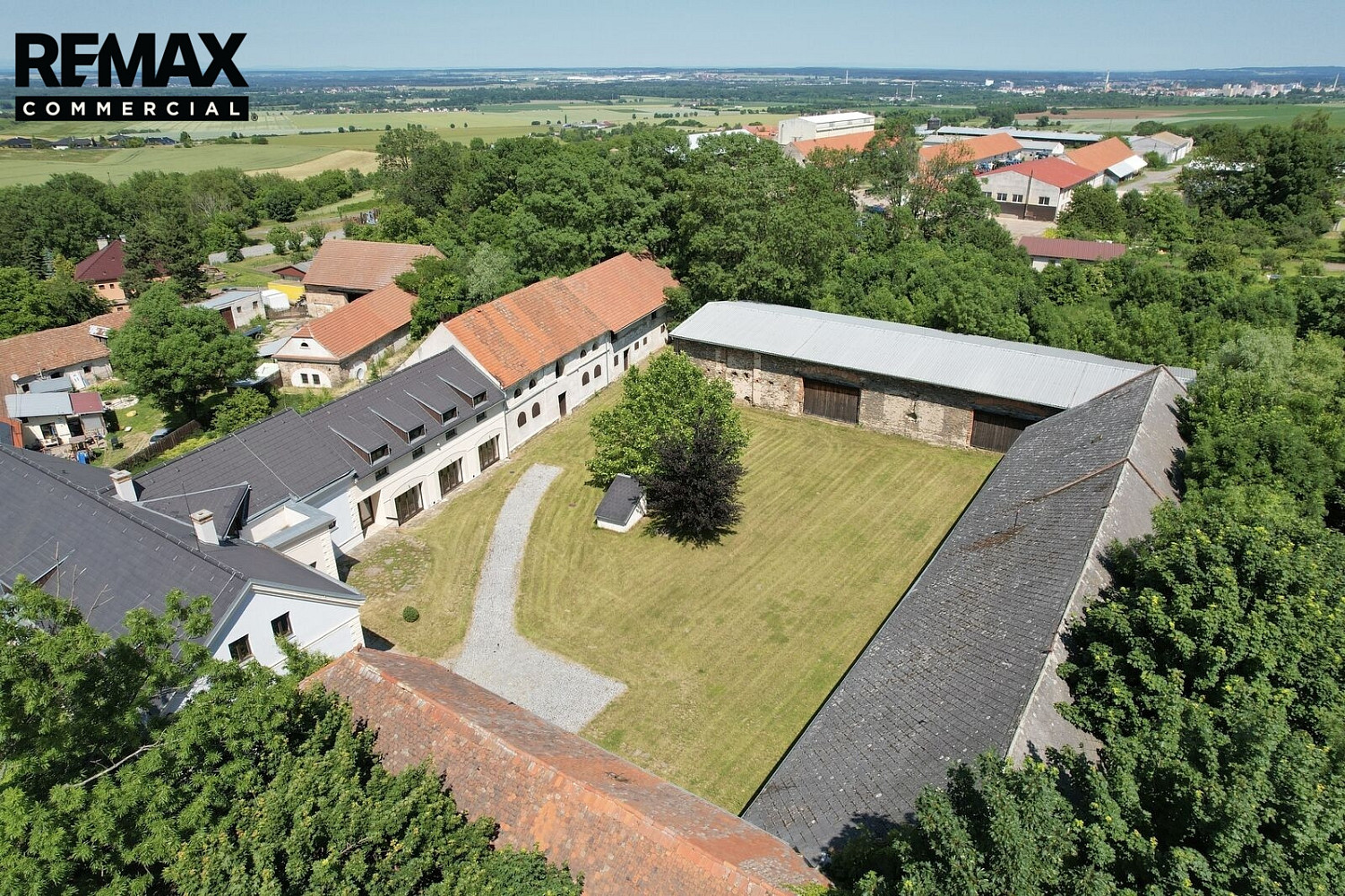 Prodej komerčního objektu (jiného typu) 2 400 m² – fotografie 2