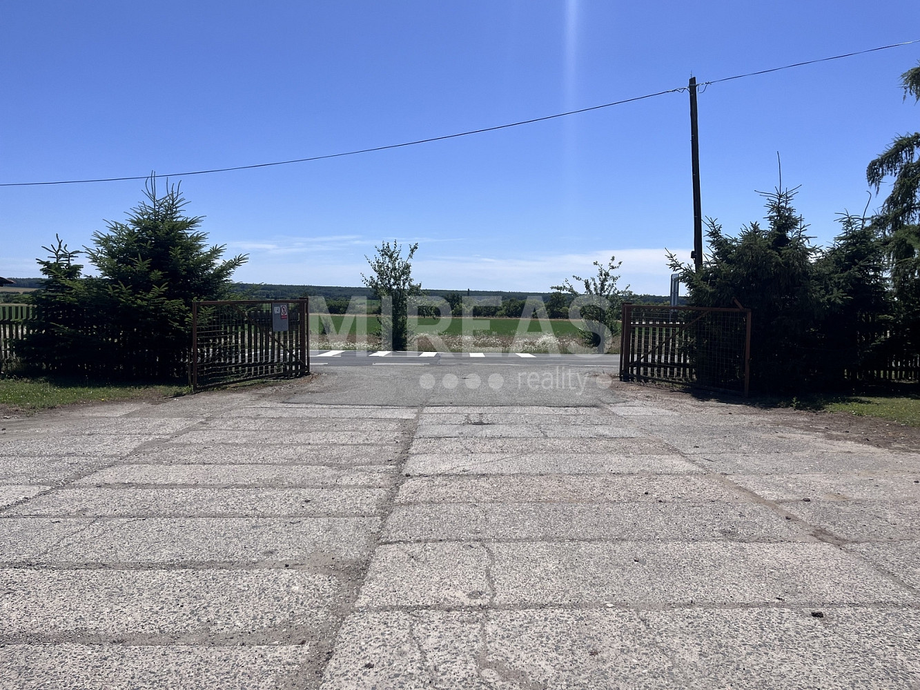 Pronájem komerčního pozemku 3 325 m²