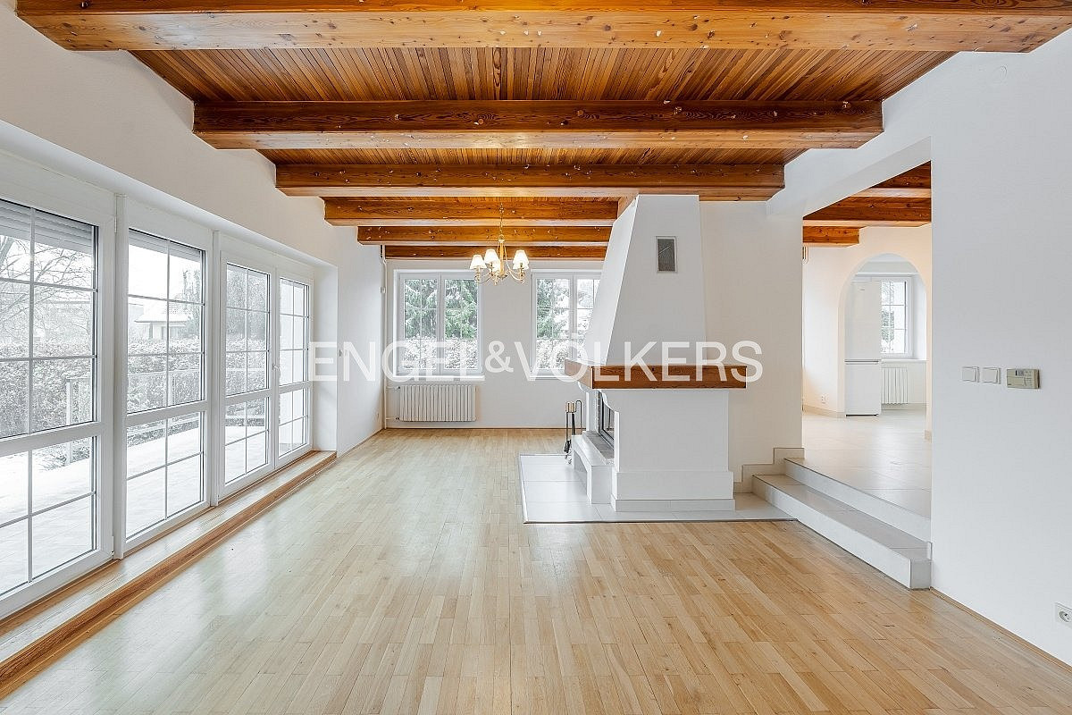 Pronájem domu 350 m² s pozemkem 761 m²