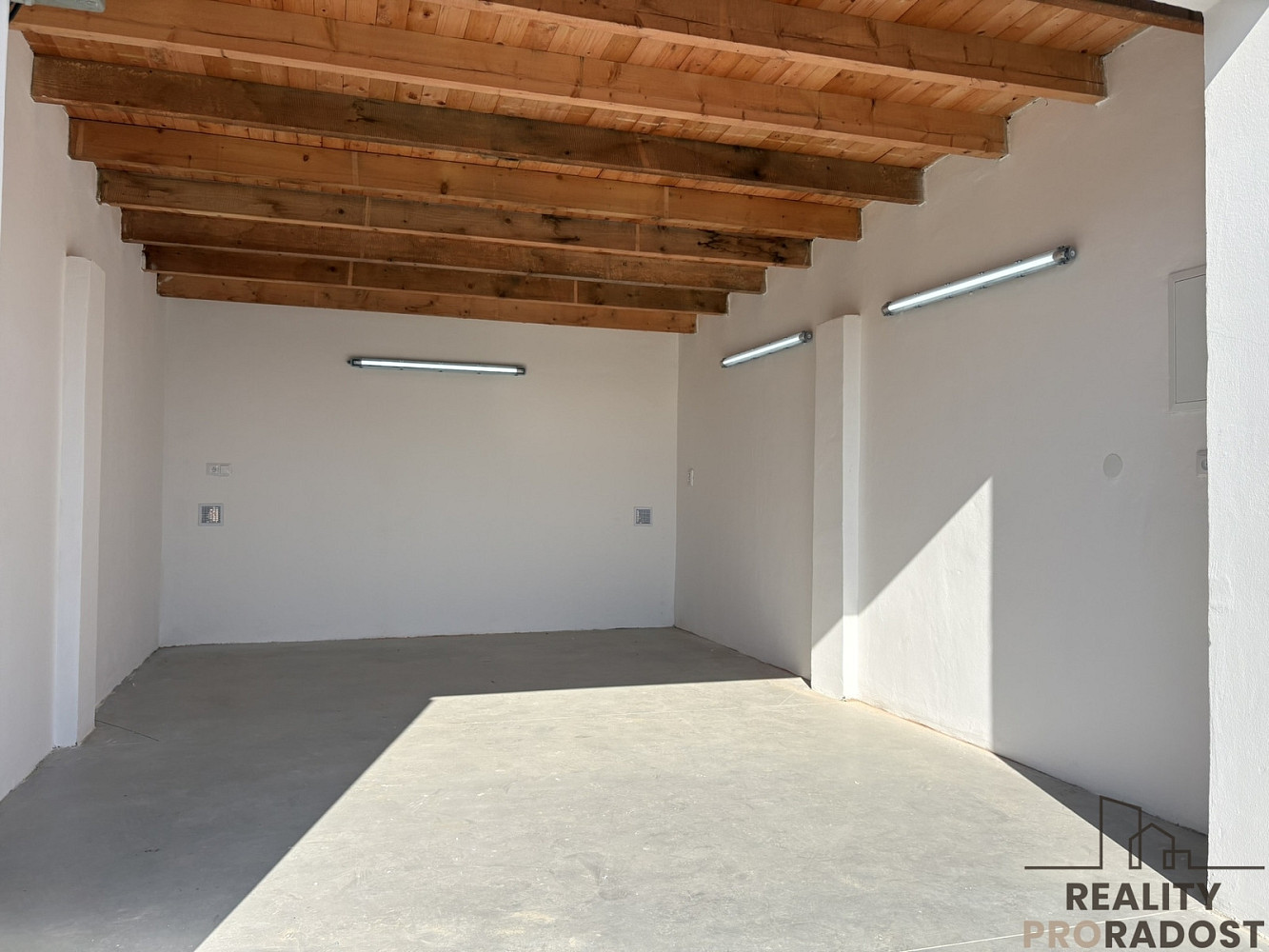 Pronájem garáže 23 m2 hodonín — photo 2