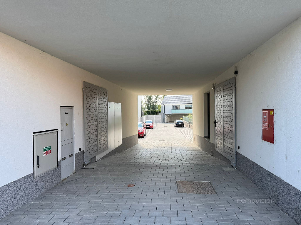 Pronájem parkovacího stání, 13 m2, Brno-Černovice Faměrovo náměstí – fotografie 3