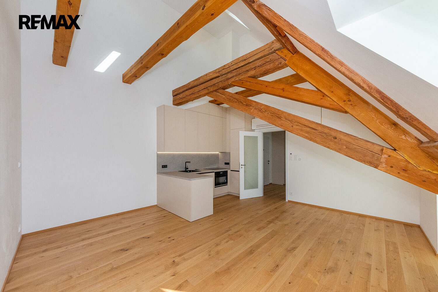 Pronájem bytu 2+kk 62 m² – fotografie 2
