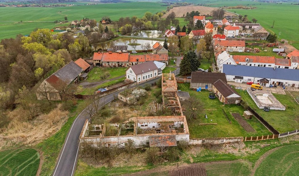 Prodej stavebního pozemku 1 921 m², Veliká Ves – náhled fotky 7